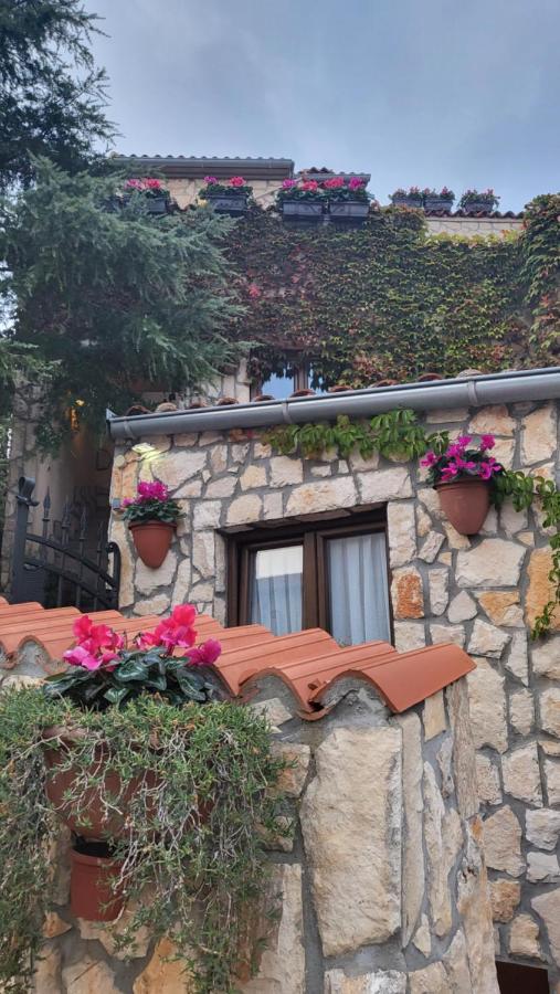 פולה Collins Apartments מראה חיצוני תמונה