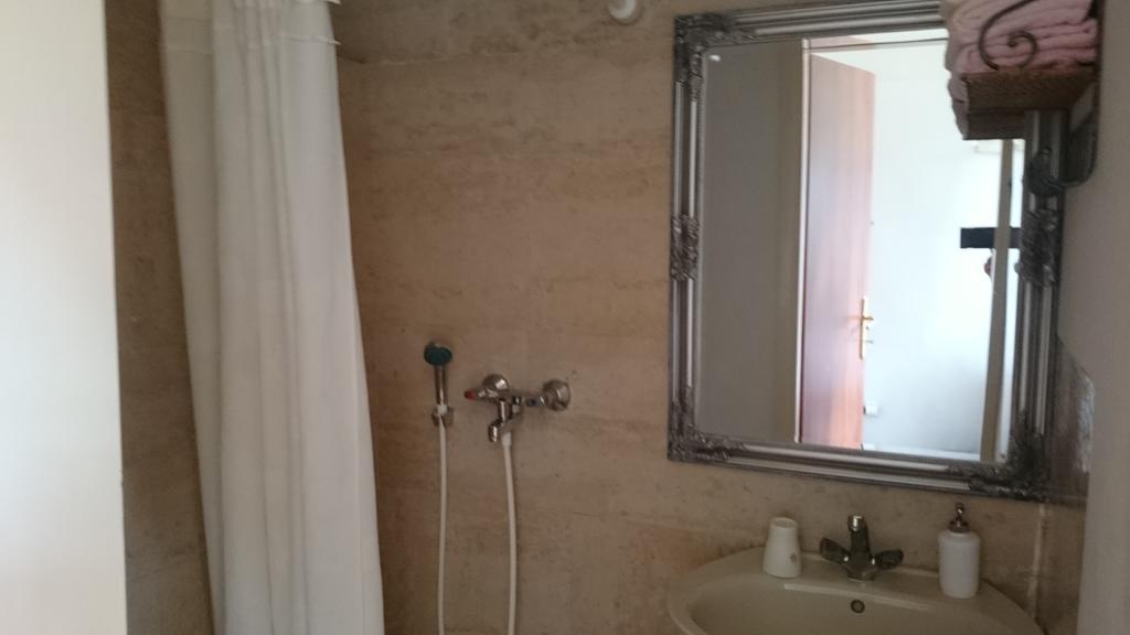 פולה Collins Apartments מראה חיצוני תמונה