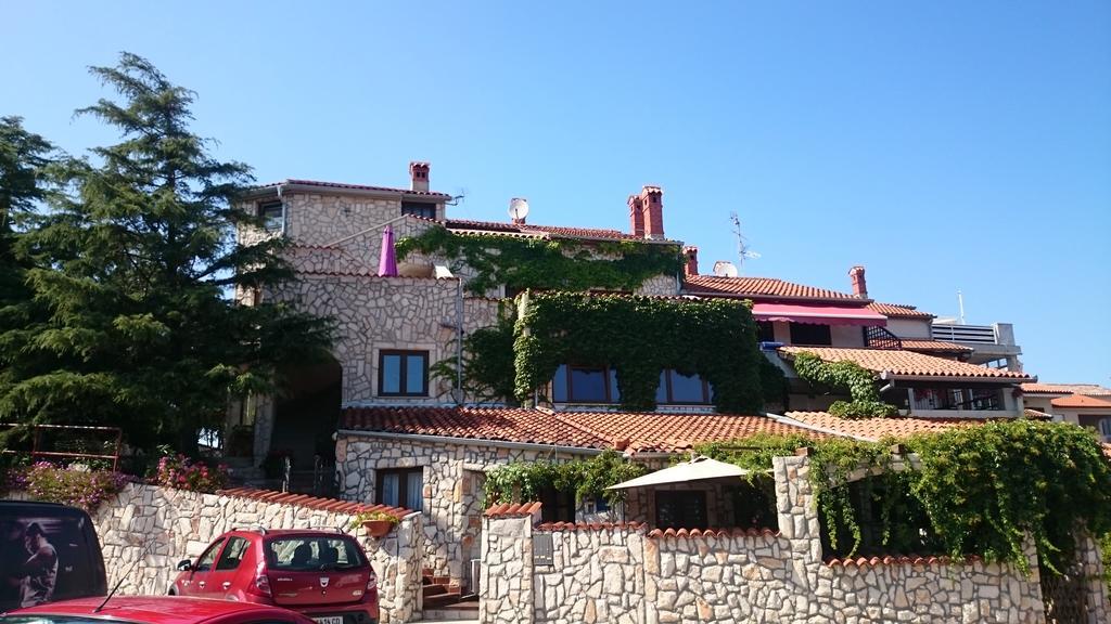 פולה Collins Apartments מראה חיצוני תמונה