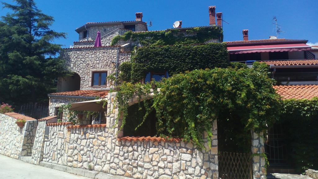 פולה Collins Apartments מראה חיצוני תמונה